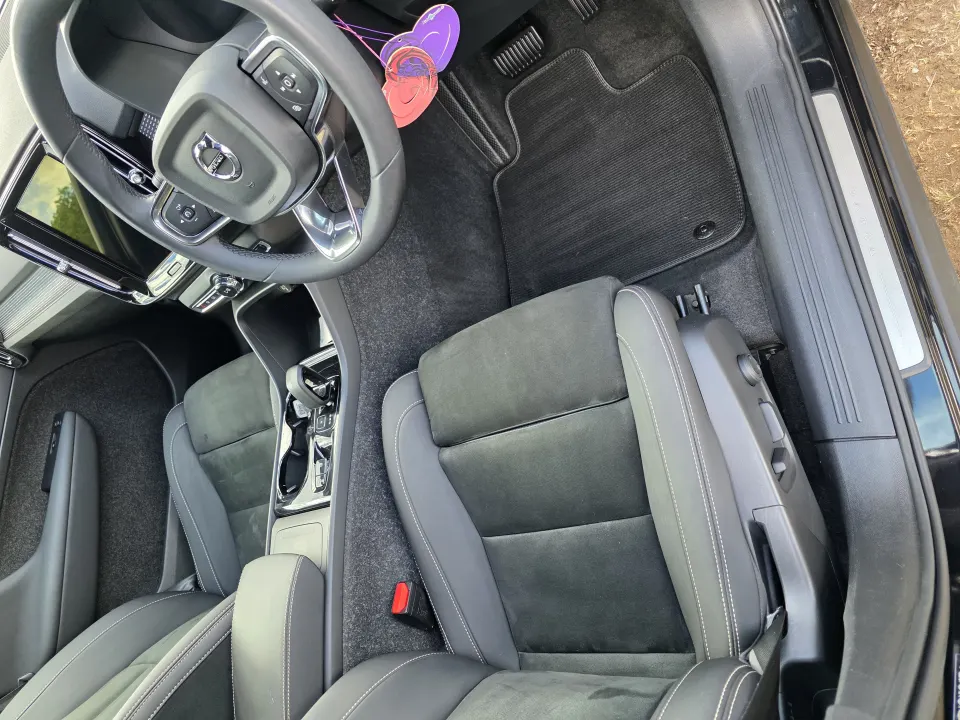 The front seats of a black Volvo XC40 after an interior valet.