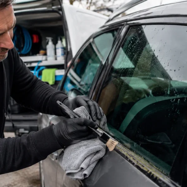 Can Mobile Valeting Remove Green Algae from Window Seals?